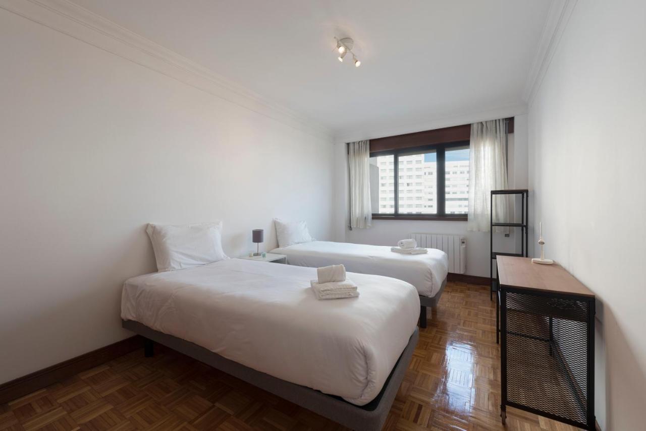 Lovelystay - Charming 3Br Flat W/ Free Parking In Devesas Vila Nova de Gaia Kültér fotó