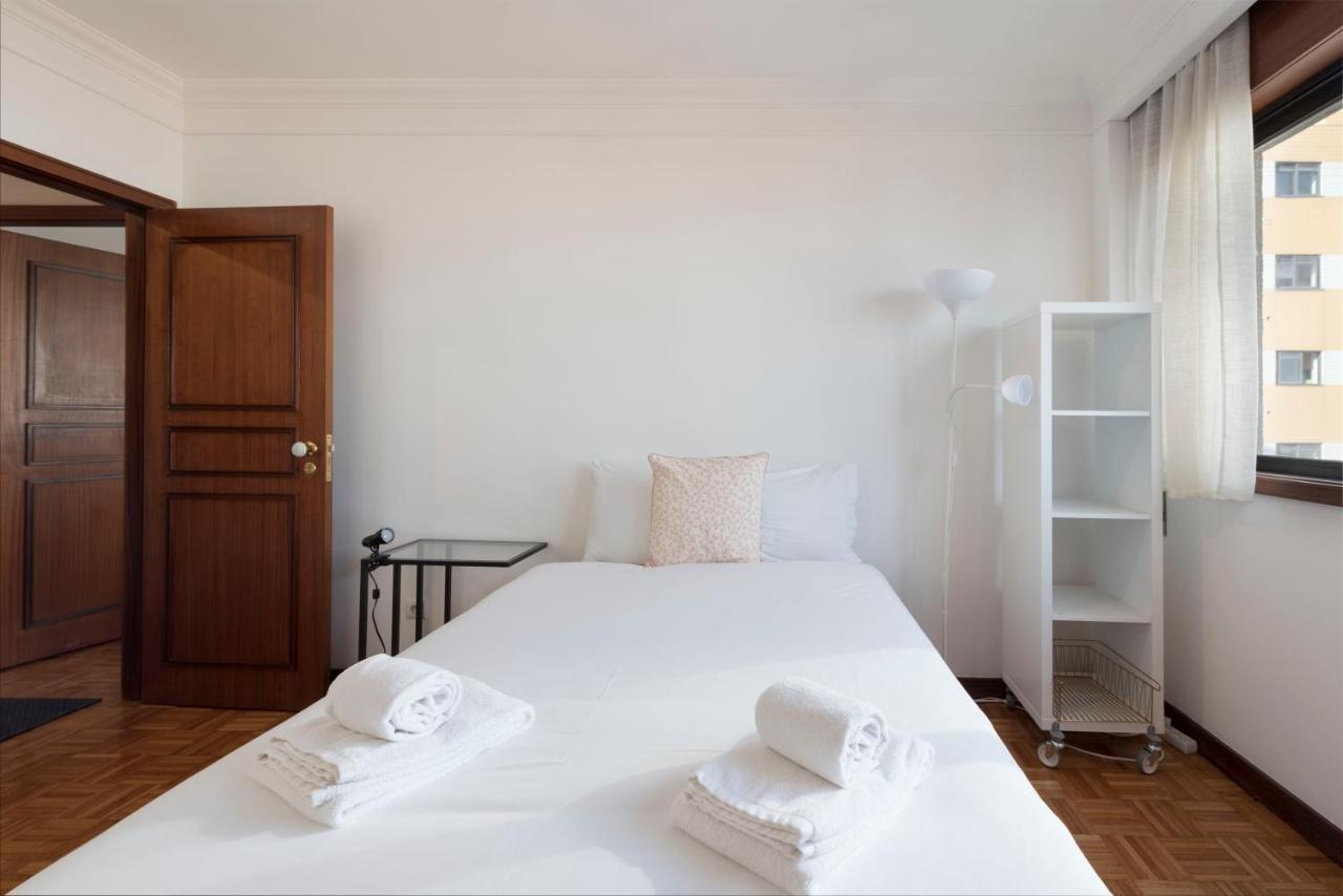 Lovelystay - Charming 3Br Flat W/ Free Parking In Devesas Vila Nova de Gaia Kültér fotó